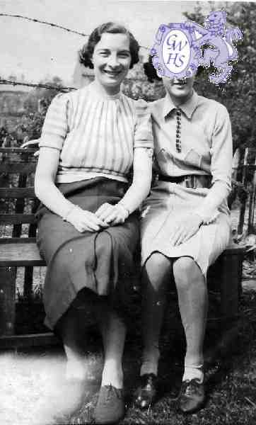 31-094 Hetty Green & Peggy Russell pre war at 23 Cedar Avenue Wigston