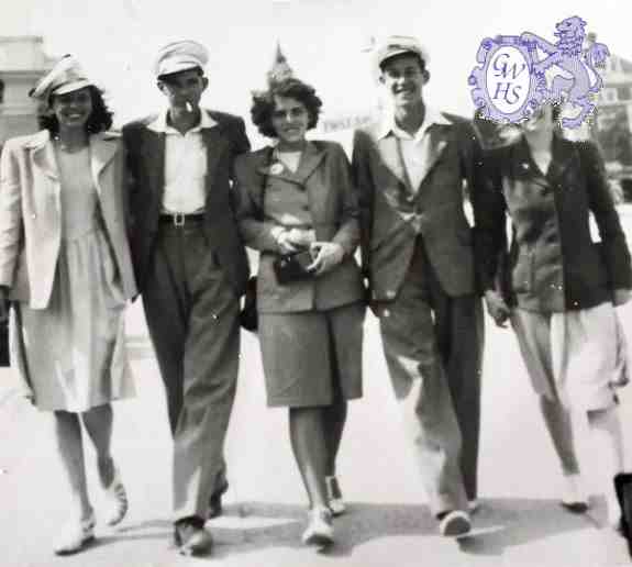 31-109 members of Frederick Street Wesleyan Youth Club, mid-late 1940s on an outing to Skegness