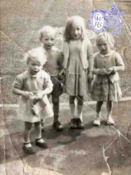 31-244 Rich and Anna Latham in middle taken in 1965 Kings Drive Wigston Magna