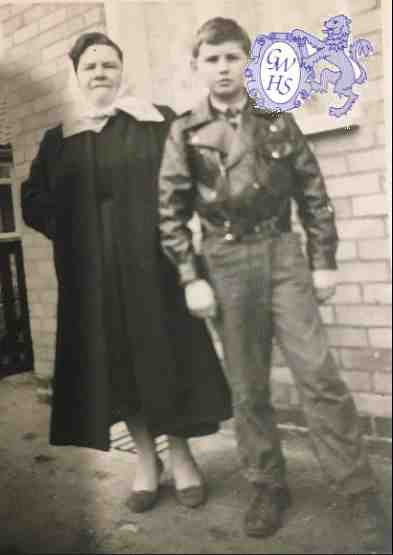 31-265 Tom Allen and his mother Frances Wigston Magna 1959
