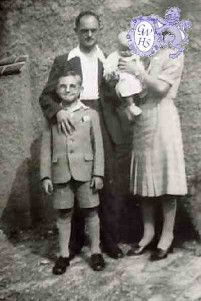 31-267 Tom and Alice Allen with adopted children Clive and Doreen Newgate End circa 1952