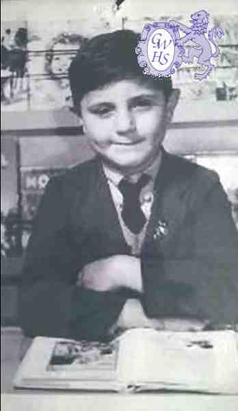 32-117 Terry Holmes School photograph 1954-5 Bell Street School Wigston Magna