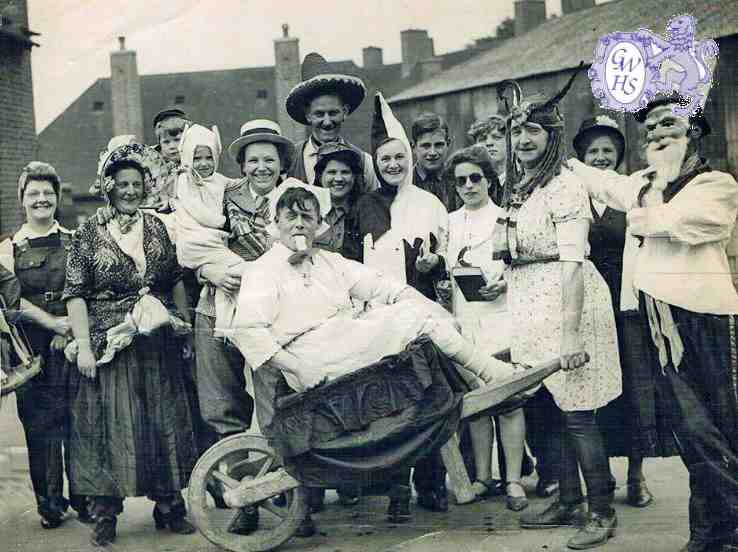 32-310 Street Party Fancy Dress Kingston Avenue Wigston Fields circa 1945-46