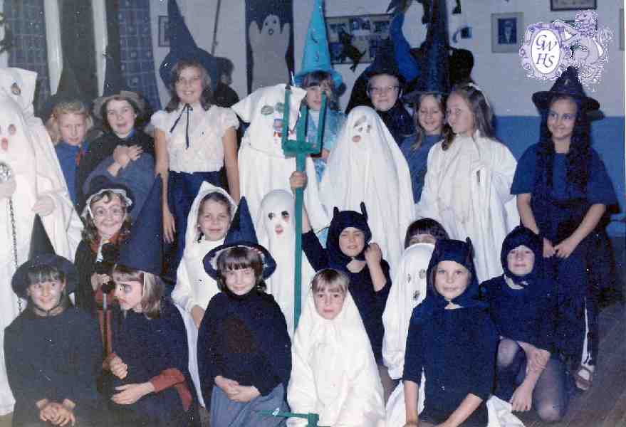 32-400 Brownies Halloween Party Poplars Community Centre Carlton Drive Wigston 1974