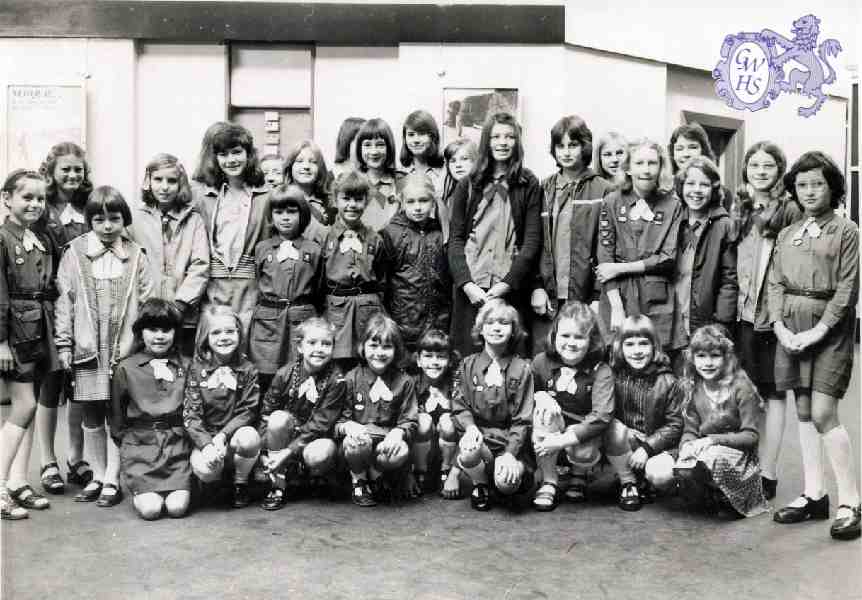 32-458 Wigston Brownies on trip to Skegness 1976