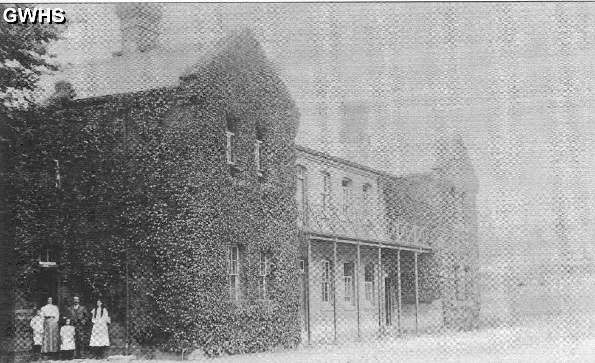 22-069 Civilian Staff at Glen Parva Barracks circa 1910