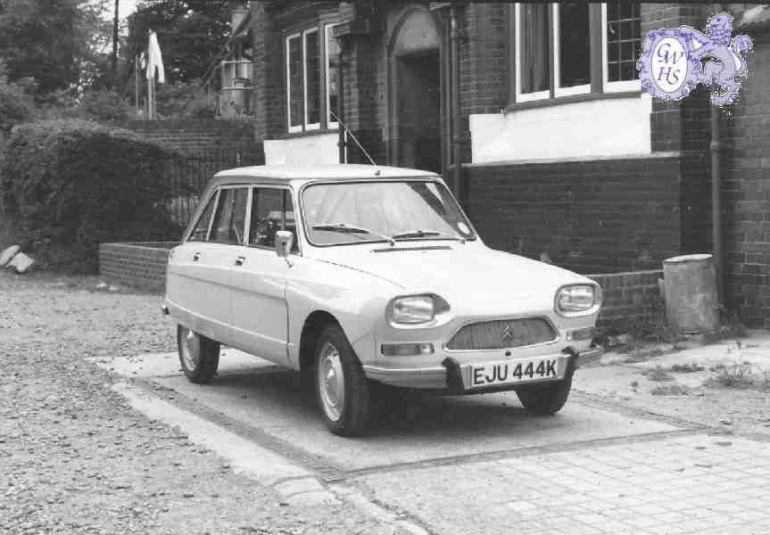 30-208a The Gas Office bungalow with a Citroen Dyane parked on the site of the former weighbridge in June 1973