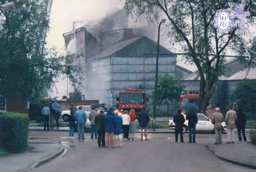 30-217  Fire at the old Retort House of the Wigston Gas Company 5th June 1985 as seen from Davenport Road