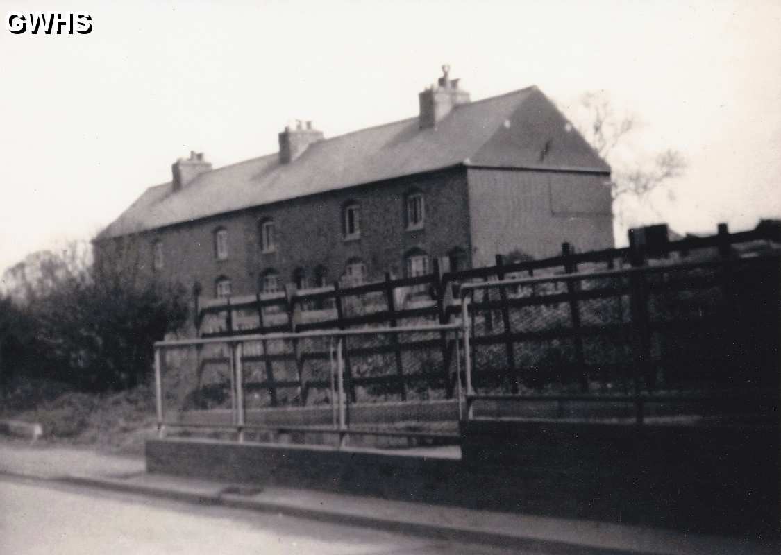 29-101 Monkey Row Kilby Bridge 1958 before demolition in 1963