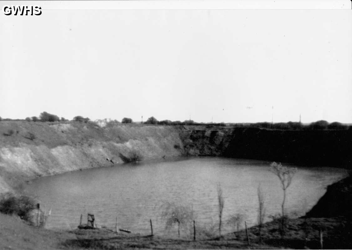 29-778a Lime Delph behind Monkey Row Kilby Bridge 1950's