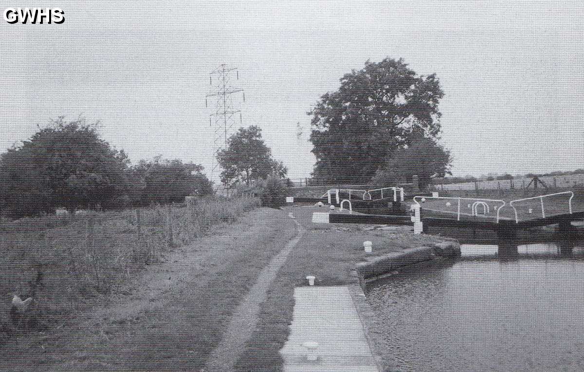 32-446 Locks at bridge No 88 at Kilby Bridge