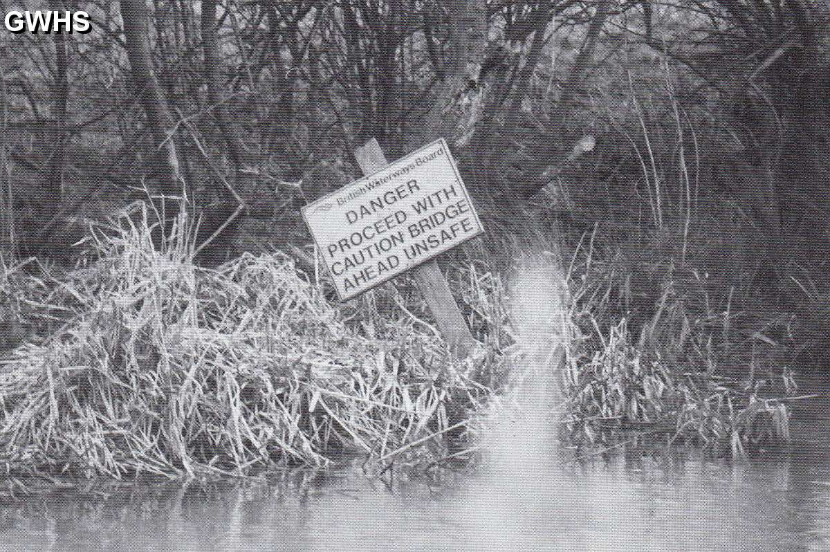 32-454 Warning sign near Turnover bridge Kilby