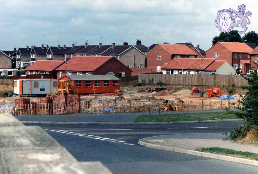 30-772 Building the Meadowbank Pub on Kelmarsh Avenue Wigston Magna AUG 83