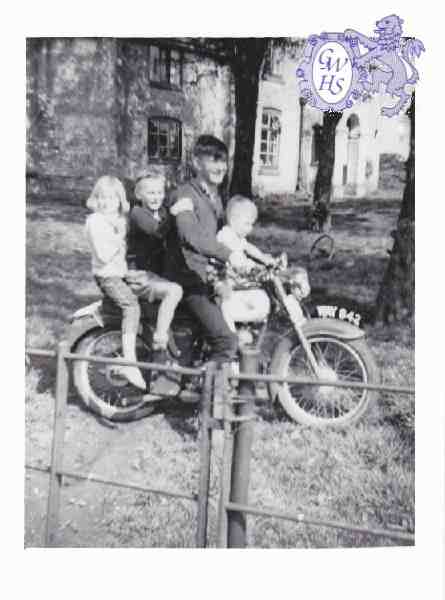 30-160 Diane, John, Ernie Taylor and Jimmy 1959 at Tythorn Farm