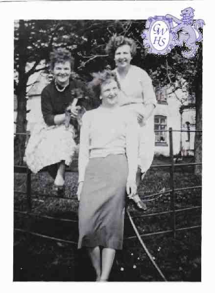 30-182 Josephine, Shirley Taylor and May Taylor at Tythorn Farm 1955