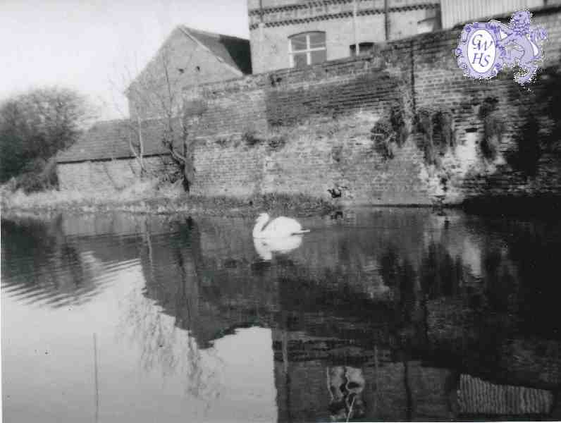 29-775 Kilby Bridge looking across the canal to the side of the Navigation Inn and the ice breaker barge house 2