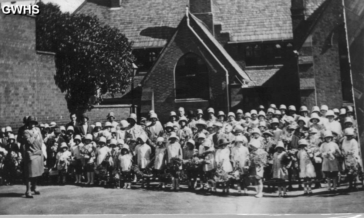 23-042 National School Long Street prior to procession to the Church  Wigston Magna
