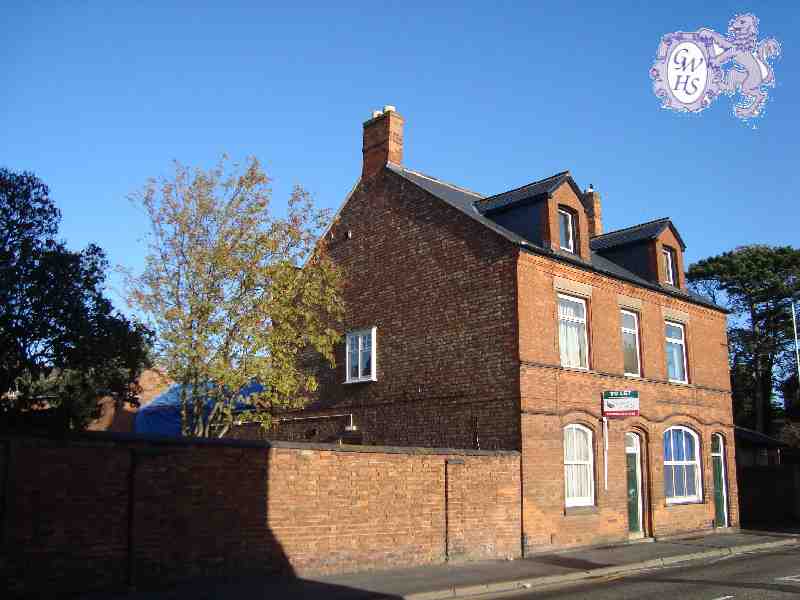 17-038 House in Long Street vacant 2011 Garden of left is Avenue House property