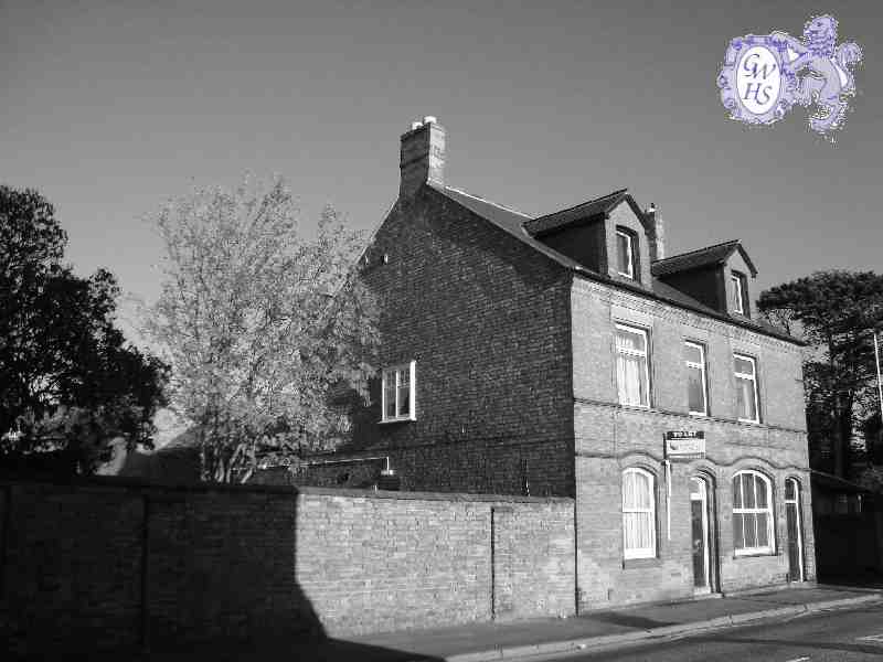 17-038a House in Long Street vacant 2011 Garden of left is Avenue House property