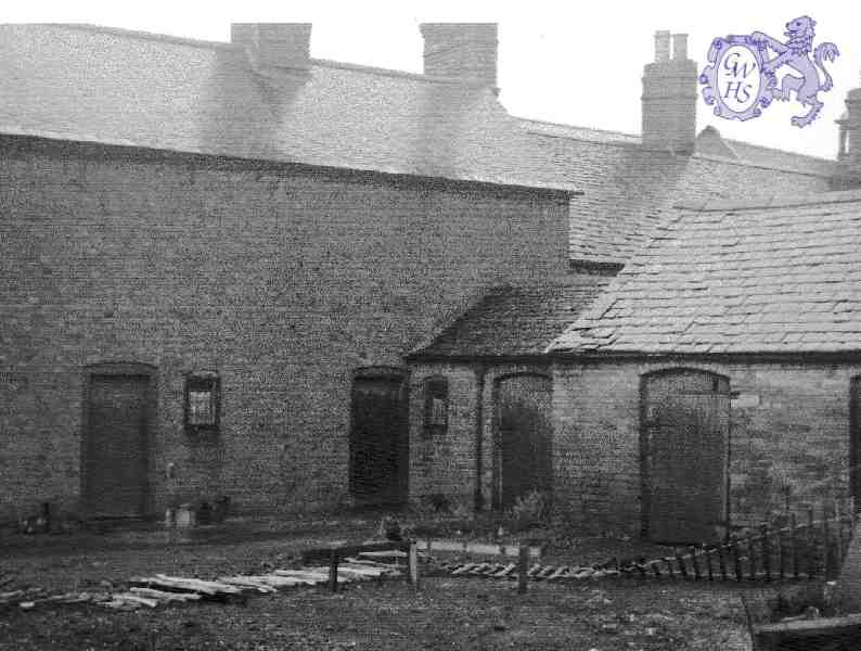 19-206a Rear of Alms Houses Long Street Wigston Magna 1963  - Photo by Ivor Dann