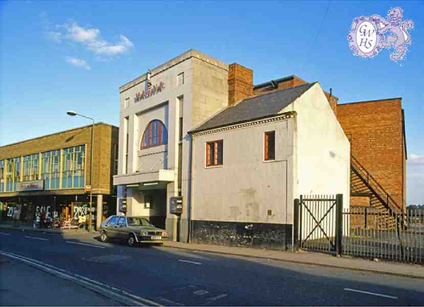 31-042 The Magna in 1986 with the House of Holland next door Long Street Wigston Magna.