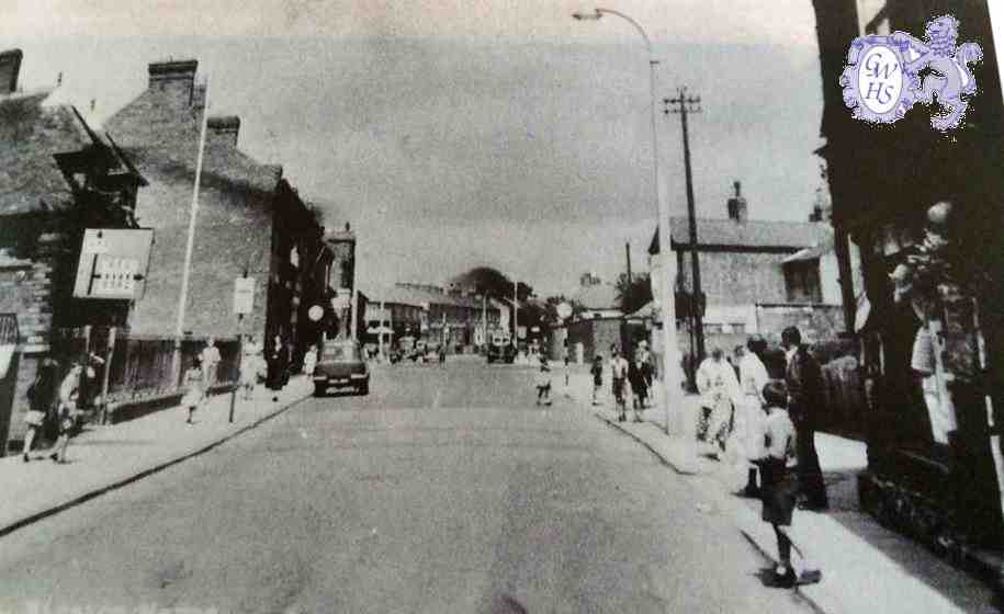 32-282 End of Long Street looking towards Leicester Road Wigston Magna with the joke shop on the right - 1960's