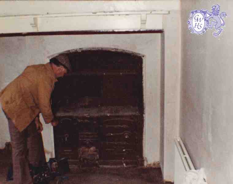 8-193 Old grate made en mass by Wigston Foundry - From Avenue House Long Street Wigston Magna