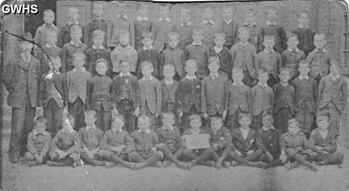 22-332a  School Class in Wigston Magna