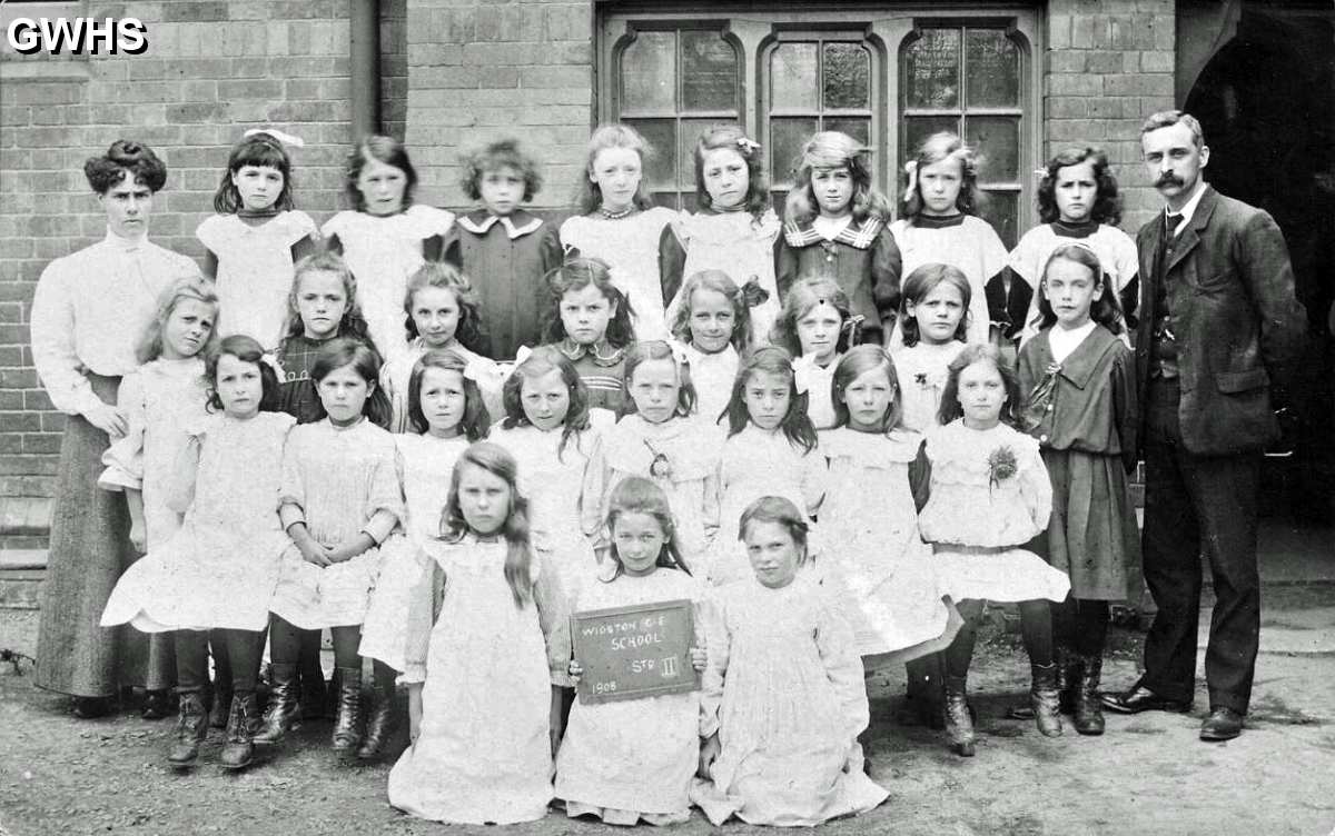 30-894 National School Wigston 1908 Mary Bolton is top row next to the Teacher 