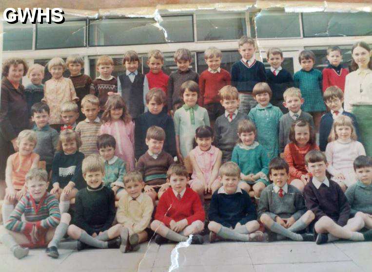 31-208 Little Hill School Wigston Magna class 69-70