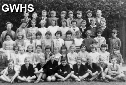 32-352 Miss daft s class Long Street Wigston Magna circa 1952