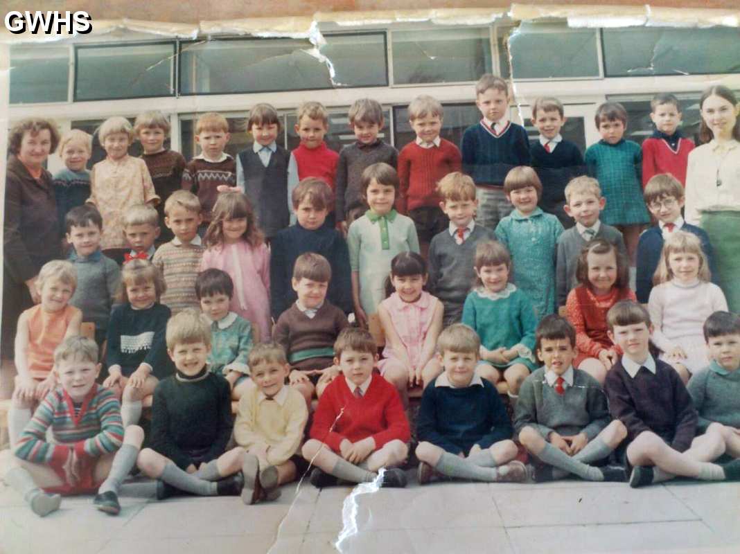 33-820 Little Hill Infant School Wigston Magna circa 1969