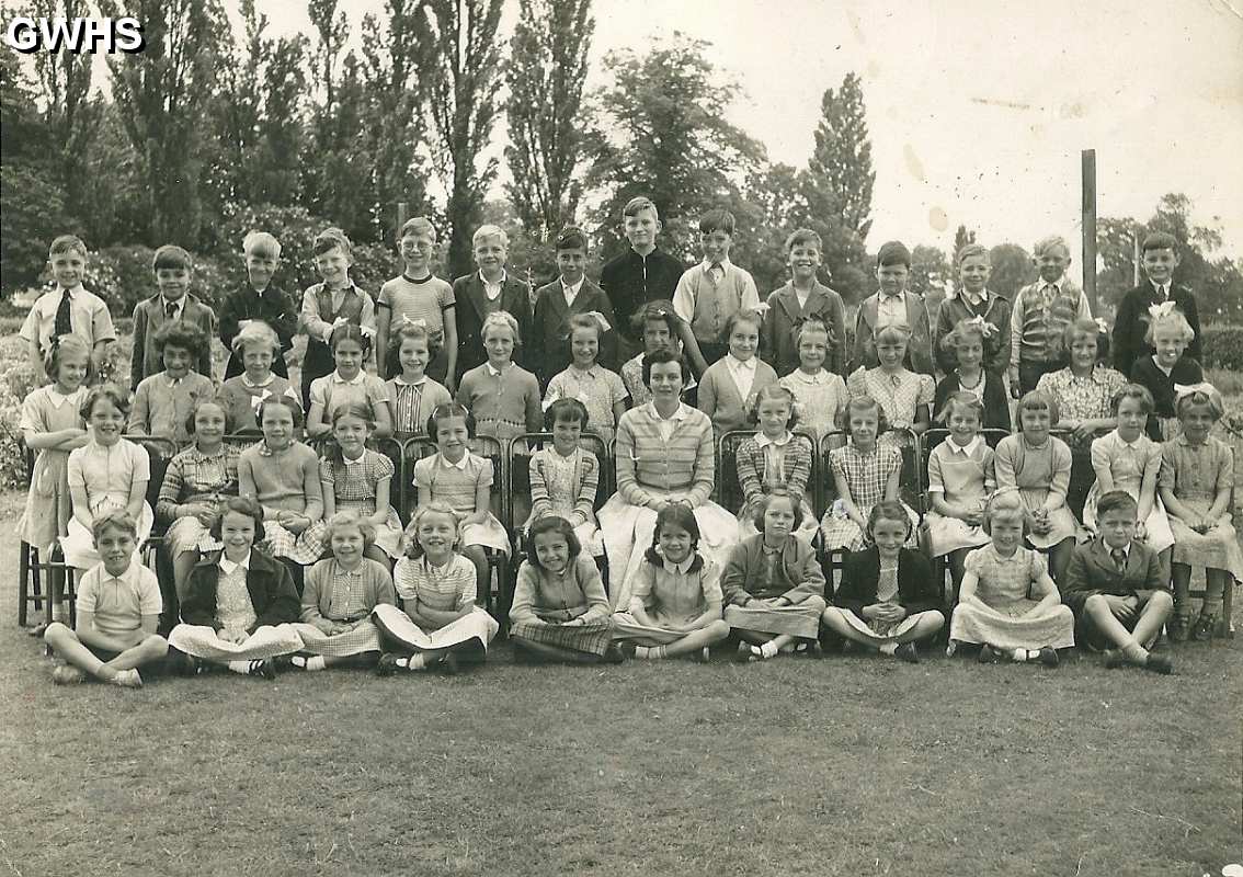 35-903 1954 - Paul's mum with Class 1A  Wigston Magna