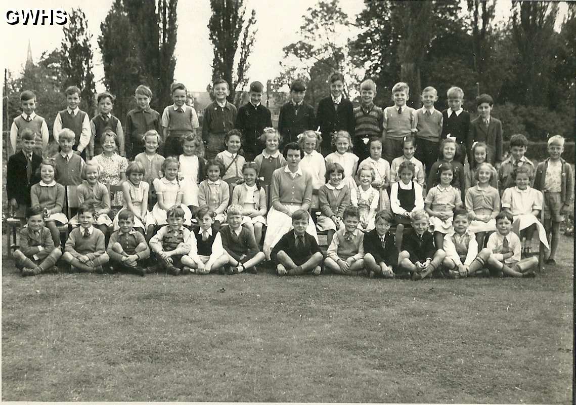35-905 1956 - Paul's mum with class at Wigston Magna