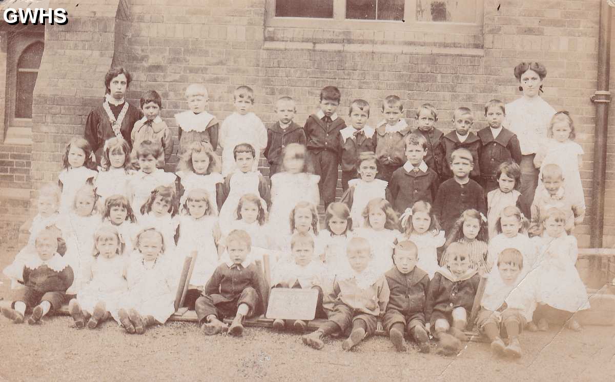 9-82 Class at the National School Wigston Magna c 1900