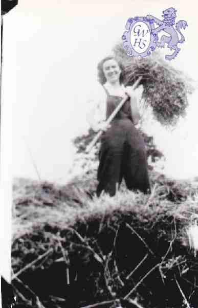 6-34 Working land girl 1940's in Wigston Magna