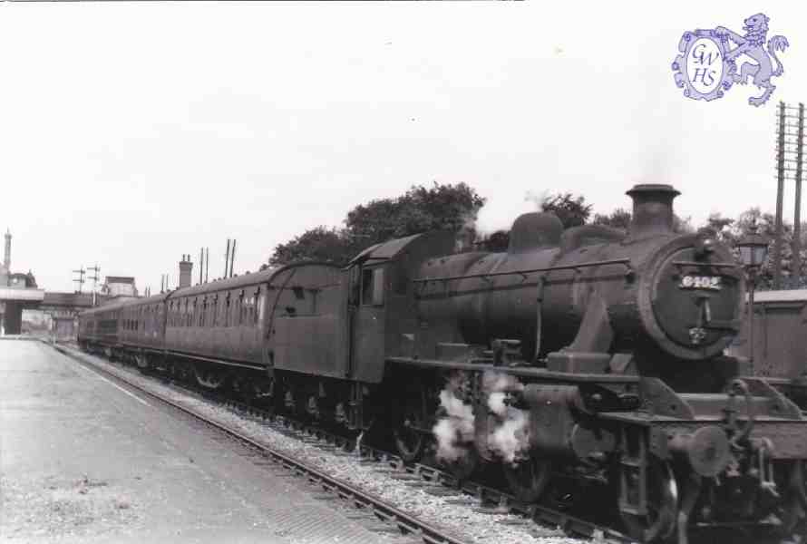7-138 Passenger train at Wigston Magna station