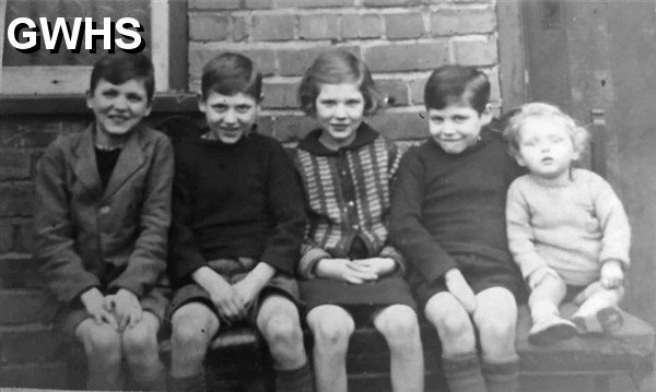 31-100 Keith Dennis Maureen  Eric and David Norman South Wigstonlate 1930's