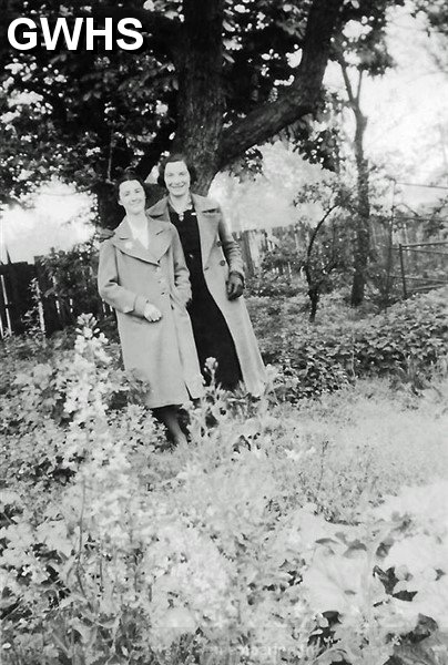 31-115 Peggy Slaney Nee Russell (my Mum) left and Hetty Richards nee Green