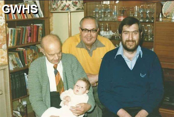 31-126 The Malkin men of South Wigston ( Park Road ) 1980