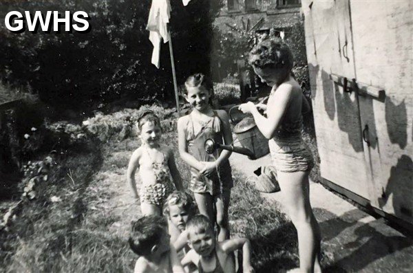 31-128 This pic was taken in the back yard of the Bull family in Baldwin Avenue South Wigston