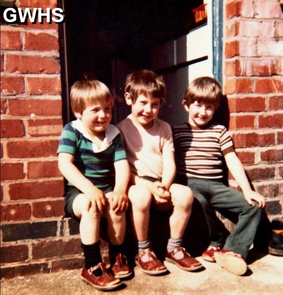 31-153 Ashley Malkin on back step at 13 Florence Avenue South Wigston mid 80's