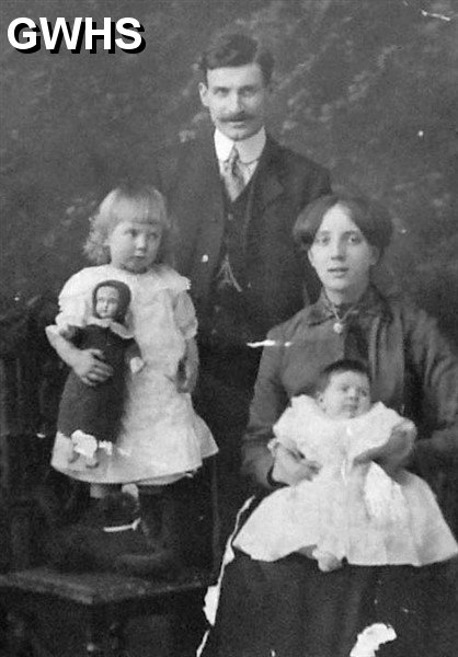 31-182 Fred and Blanche Green with children Blanche and Ivy circa 1915