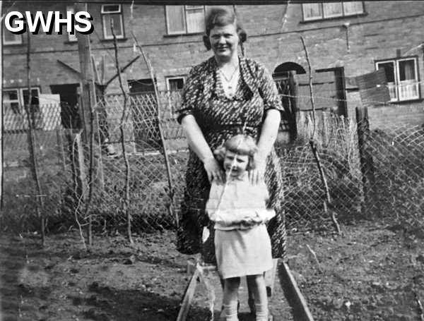 31-342 Maureen Norman with Nanna Lilian Norman  Darley Ave. South Wigston