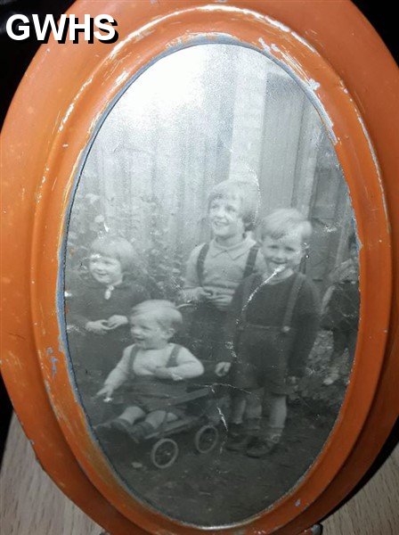 33-152 Janet Butt, Brian, Eileen and John, Lansdowne grove South Wigston 1940