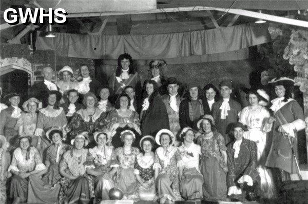 33-743 The cast of St. Thomas's Operatic Society South Wigston October 1940