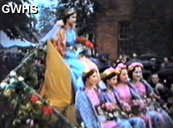 34-115 1939 Carnival Queen Eileen Harding and Attendants South Wigston