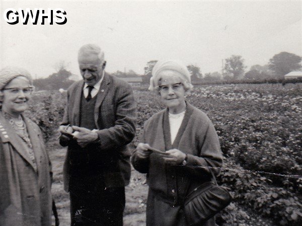 34-822 Allen Snutch with Elsie nee Oldenshaw on right and twin sister Mabel on left c 1955