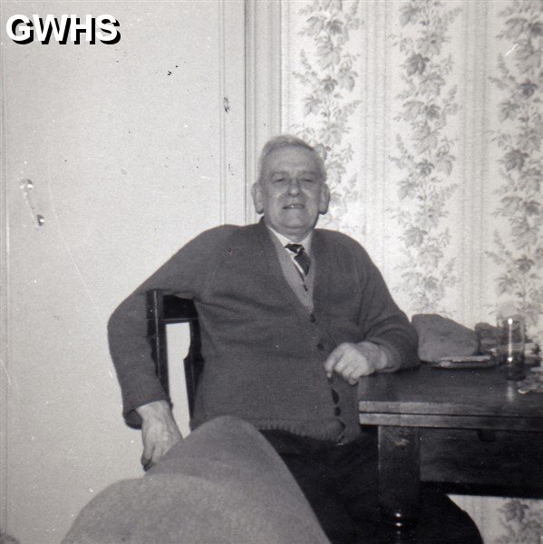 34-825 Allen Snutch in the back room of 31 Albion Street South Wigston 1960's