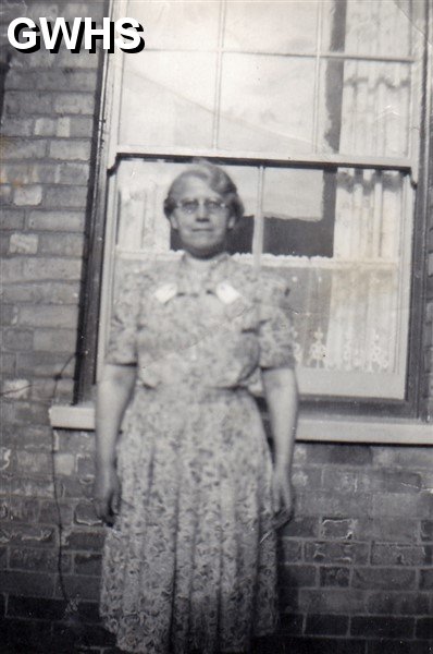 34-828 Elsie Oldershaw in back garden of 31 Albion Street South Wigston 1940's